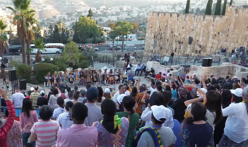 Cristãos orando em Jerusalém. (Foto: Captura de tela/YouTube/JHOPFAN)
