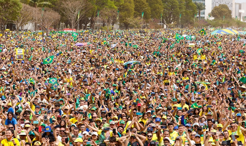 Multidão em oração pelo Brasil. (Foto: Flickr/Palácio do Planalto)