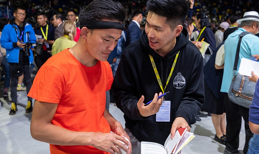 O Festival da Alegria em Ulaanbaatar teve mais de 2.000 pessoas decidindo seguir Jesus Cristo, incluindo Chuluu* (à esquerda). (Foto: Associação Evangelística Billy Graham)