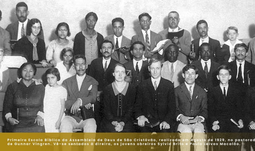 Primeira EBD na Assembleia de Deus de São Cristóvão (RJ), em agosto de 1929. Ao centro, os missionários Gunnar e Frida Vingren. (Foto: Escola Dominical/CPAD).