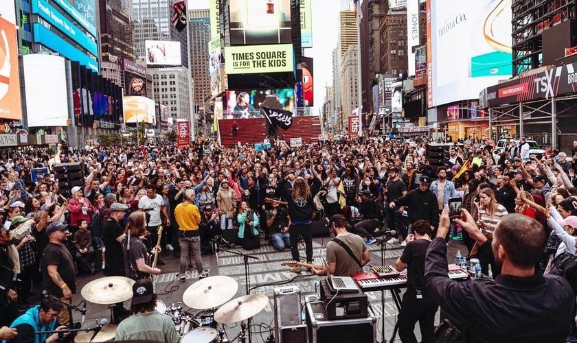 Sean Feucht lidera louvor e adoração no coração de NY. (Foto: Instagram/Sean Feucht)