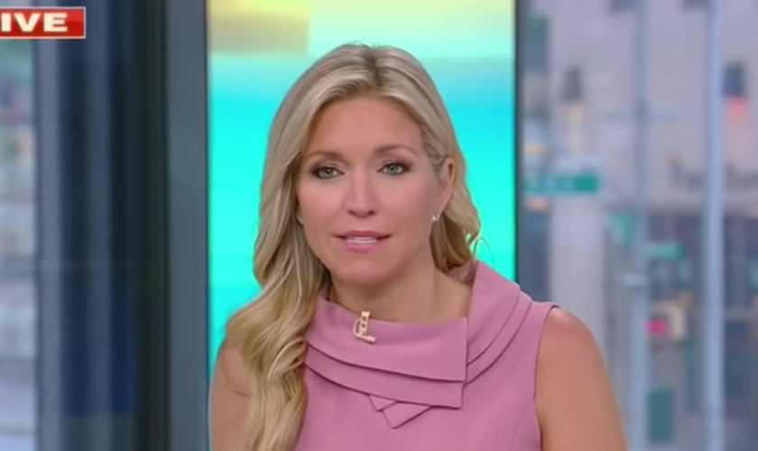 Ainsley Earhardt durante apresentação na Fox News. (Captura de tela/The Daily Show with Trevor Noah)