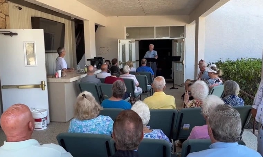 Membros da Igreja Batista do Sudoeste em Fort Myers, Flórida, adoraram em 2 de outubro de 2022, após o furacão Ian. (Foto: Reprodução/Facebook/Charles Peek)