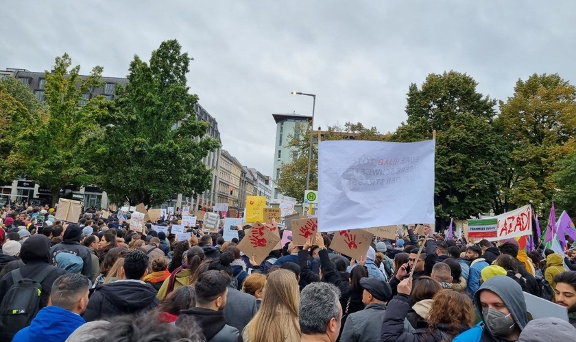 Protestos em Berlim, por Mahsa Amini. (Foto: Wikimedia Commons)