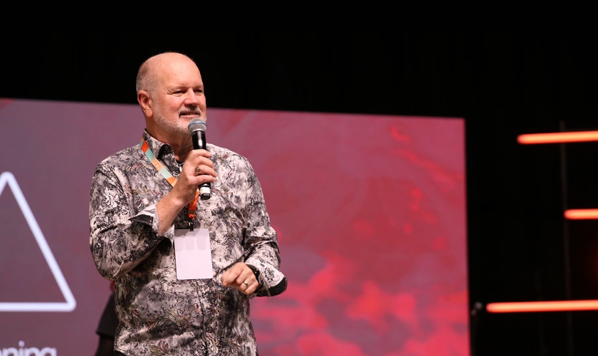 Tom Jones na conferência Voz dos Apóstolos 2022. (Foto: Global Awakening)