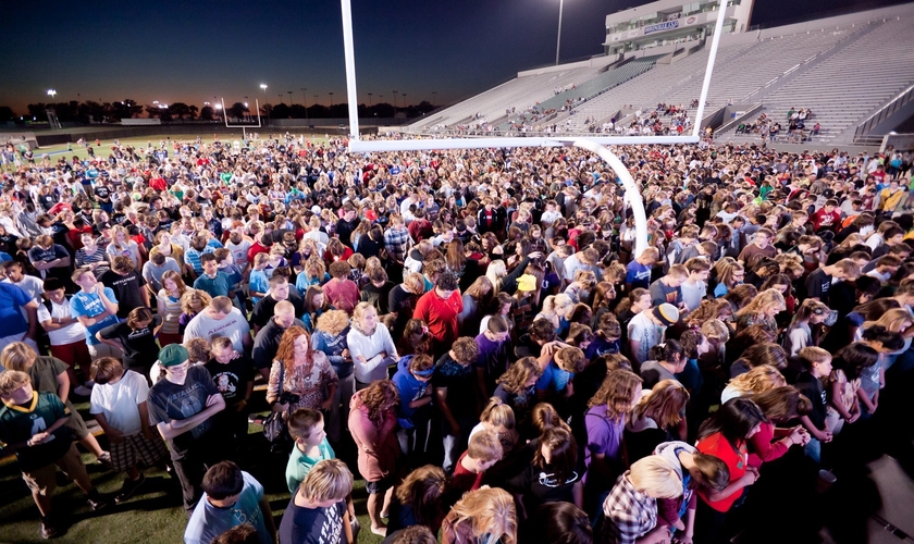 Toda semana, estudantes se reúnem para compartilharem seus testemunhos no “Campos da Fé”. (Foto: Facebook/Fields of Faith).