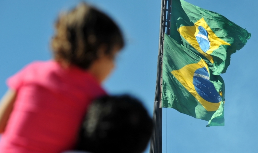 Imagem da troca da bandeira nacional, na Praça dos Três Poderes. (Foto: Fabio Pozzebom/ABr)