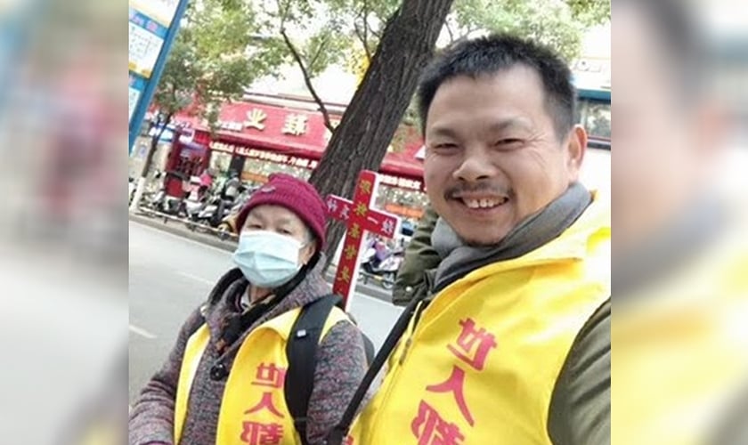 Chen e sua mãe de 80 anos foram presos por fazer evangelismo de rua. (Foto: ChinaAid)