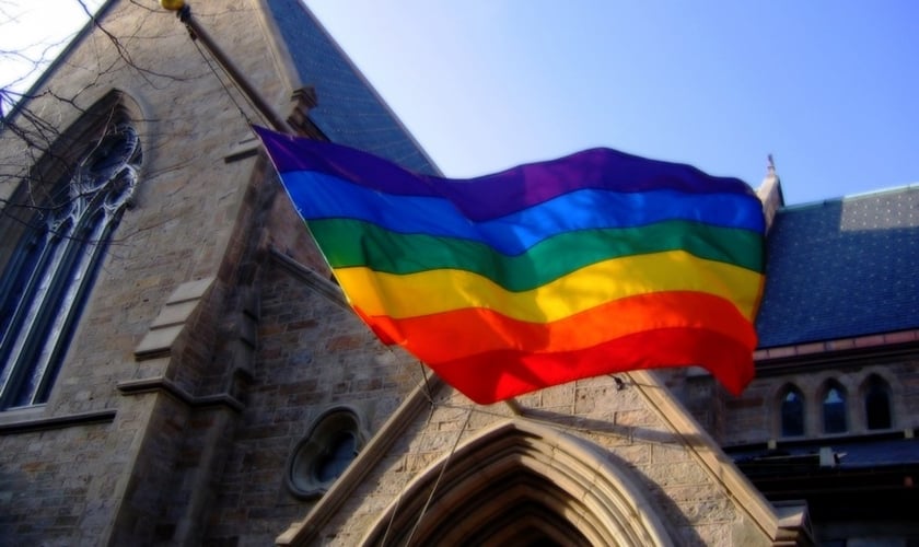 Igreja com bandeira LGBT. (Foto representativa; Flickr/Brian Talbot)