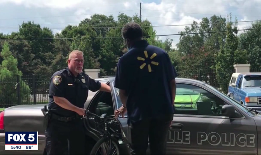 Policial Dennis Rowe deu sua bicicleta a Craig Magby. (Foto: Reprodução/Fox5)