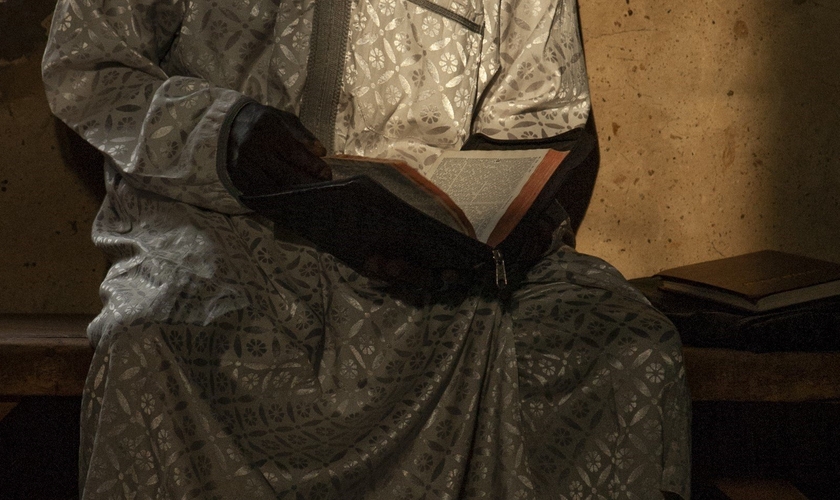 Jobin Ezekiel, assistente da Igreja Batista Nasara em Zaria, Nigéria, lê sua Bíblia. (Foto ilustrativa: IMB)