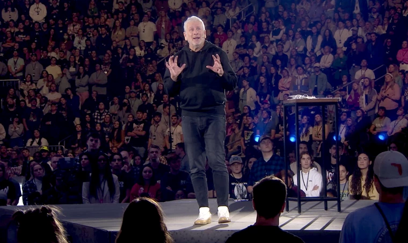 Louie Giglio incentivou a juventude cristã a “guardar seu tempo” para Deus, na Conferência Passion 2023. (Foto: Captura de tela/Passion 2023).