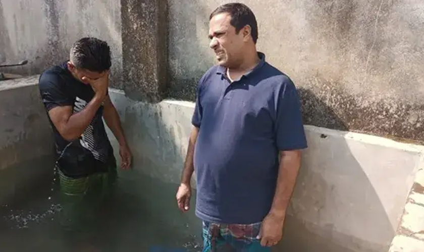 Lanju Miah, à esquerda, após ser batizado em Bangladesh. (Foto: Portas Abertas)