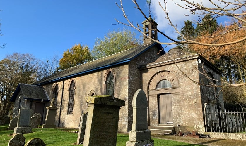 Lundie Kirk, construída em estilo românico no século 12. (Foto: Facebook Historic Church Scotland)