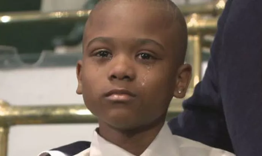 Willie Myrick, então com 9 anos, cantou “Every Praise” por três horas seguidas. (Foto: Reprodução/NBC News).