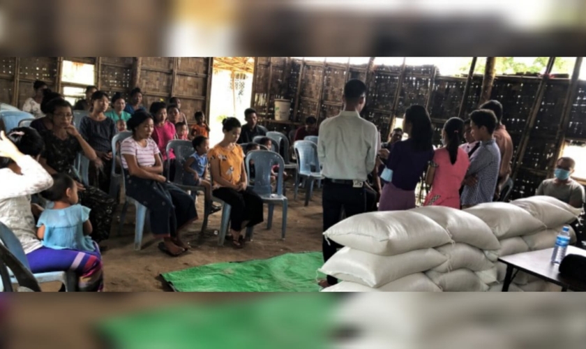 O tenente aposentado e sua família fazem culto doméstico com os vizinhos. (Foto: Christian Aid Mission).