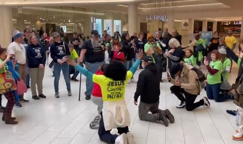 Manifestantes no Mall of America vestindo camisetas “Jesus Salva”. (Foto: Reprodução/Twitter/Alpha News)