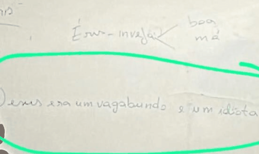 Lousa onde o professor escreveu o insulto. (Foto: Reprodução/UOL)