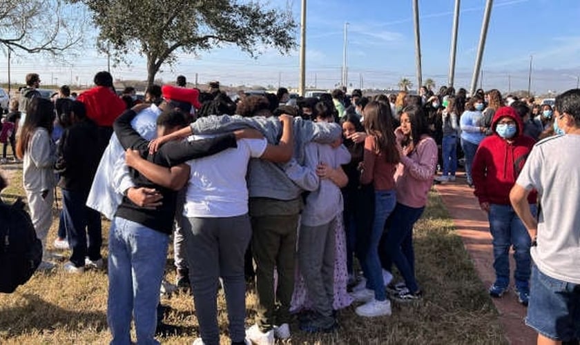 Os jovens da Igreja New Life realizam cultos em 20 escolas, em Corpus Christi. (Foto: Cortesia de Mario Carrete/Charisma News).