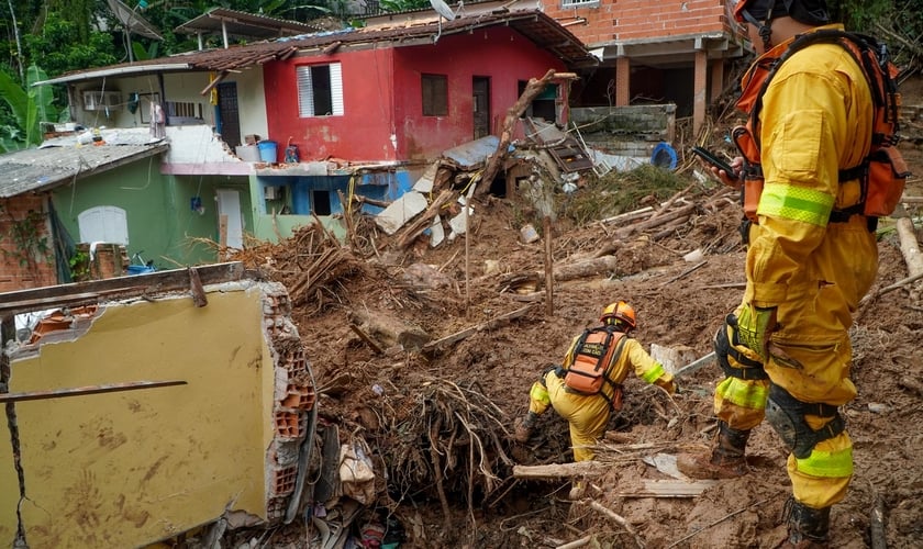 Polícia faz buscas na Vila Sahy, em São Sebastião (Foto: Sérgio Barzagui/Governo do Estado de SP)