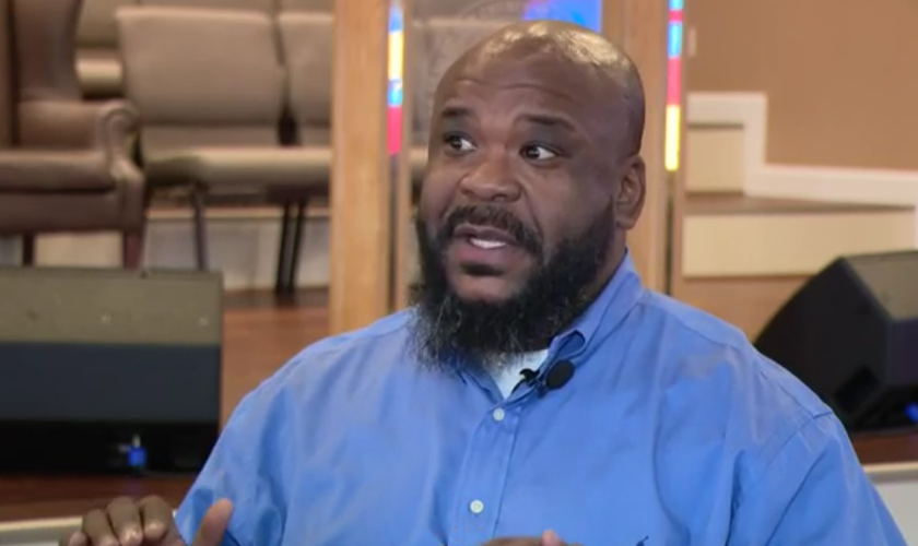 Ex-policial, o pastor Marquaello Futrell diz que percebeu quando homens entraram com intenção de roubar sua igreja. (Captura de tela/5 On Your Side)