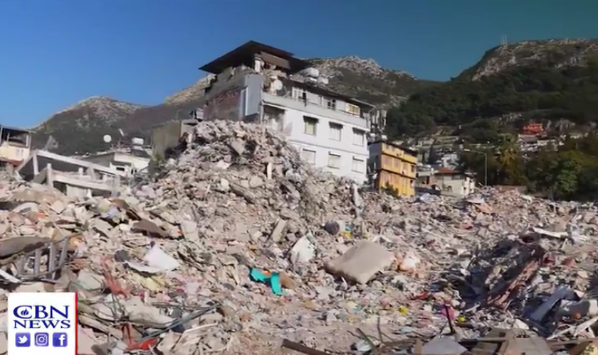 Muitos vizinhos não sobreviveram ao terremoto e outros foram realocados para longe de suas casas destruídas. (Captura de tela/CBN News)