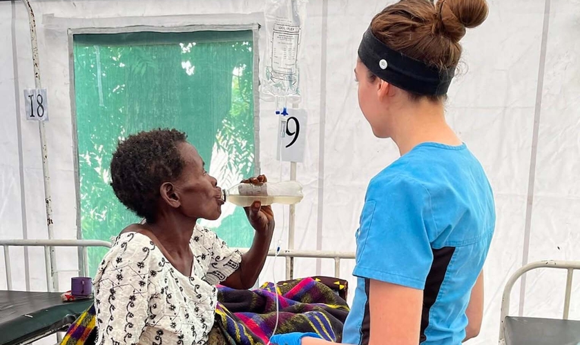 Os enfermeiros cuidam das necessidades físicas e espirituais dos pacientes. (Foto: Reprodução/Samaritan's Purse)