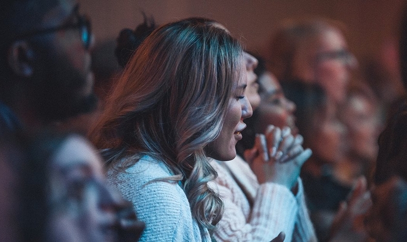 Estudante durante culto de adoração. (Foto: Reprodução/Twitter/Regent University)