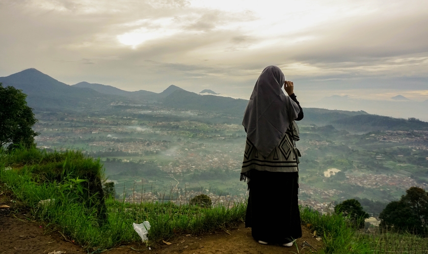 Muçulmana se converte ao conhecer Jesus. (Foto ilustrativa: Unsplash/Rizal Hamzah)