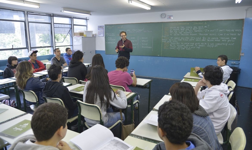 Imagem ilustrativa. Professor e alunos em aula de inglês. (Foto: Wilson Dias/Agência Brasil)