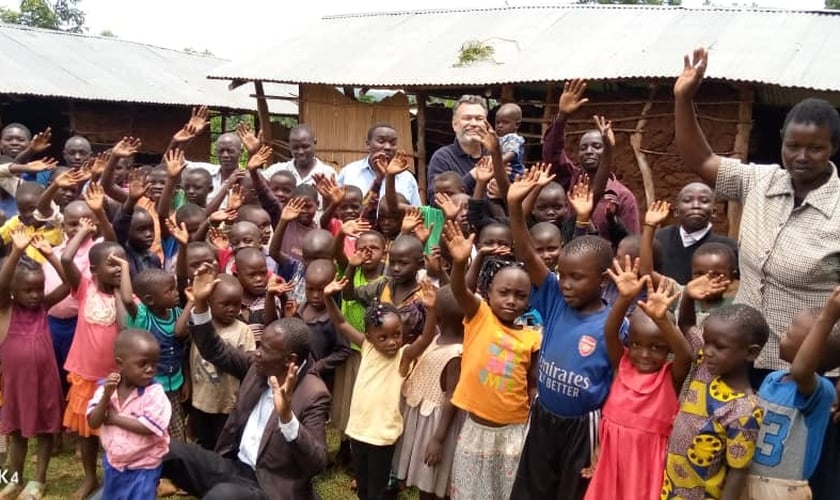 Crianças do orfanato ‘King Jesus Bright Academy’ com alguns professores. (Foto: Arquivo pessoal/Sila Simali)