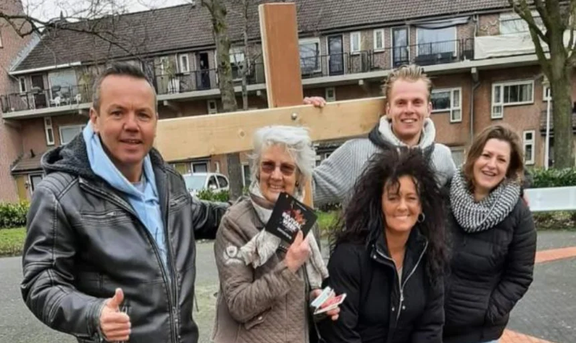 Wendy (segunda à direita) evangeliza todas as semanas na Holanda. (Foto: Revive).