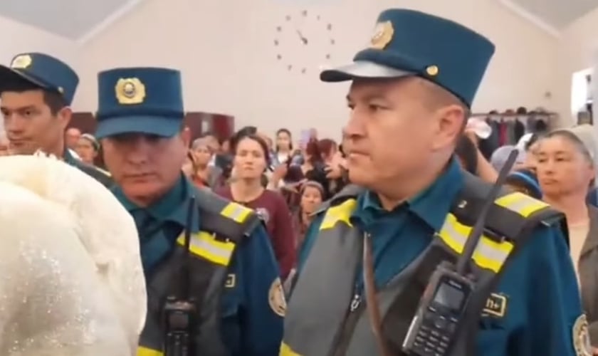 Igreja no Uzbequistão foi invadida por policiais no domingo de Páscoa. (Foto: Captura de tela/YouTube Portas Abertas)