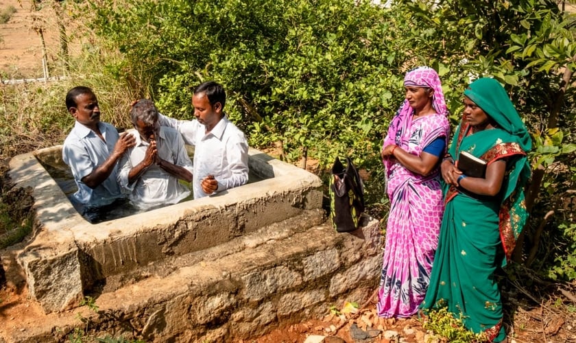 Pastores nacionais realizam um batismo em uma pequena igreja rural no sul da Ásia. (Foto ilustrativa: IMB)