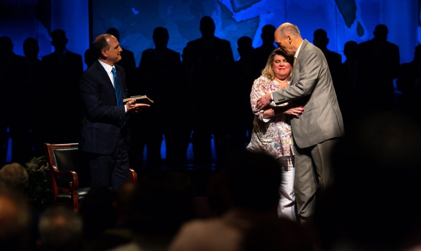 Wayne e Lori Mote ao lado do pastor Anthony George, durante um culto de Páscoa. (First Baptist Atlanta/Jeffrey B. Rogers)