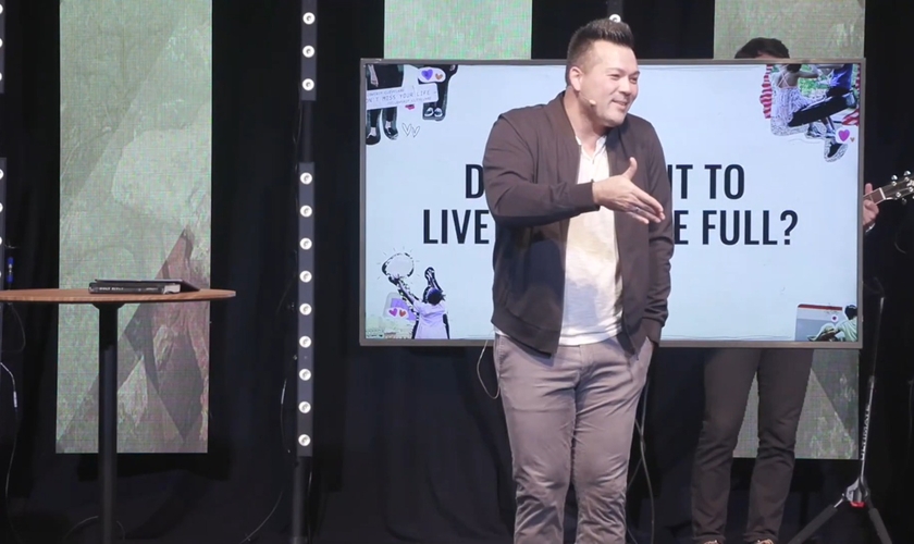 Pastor Aaron Tredway. (Foto: Captura de tela/YouTube Fellowship City Church)