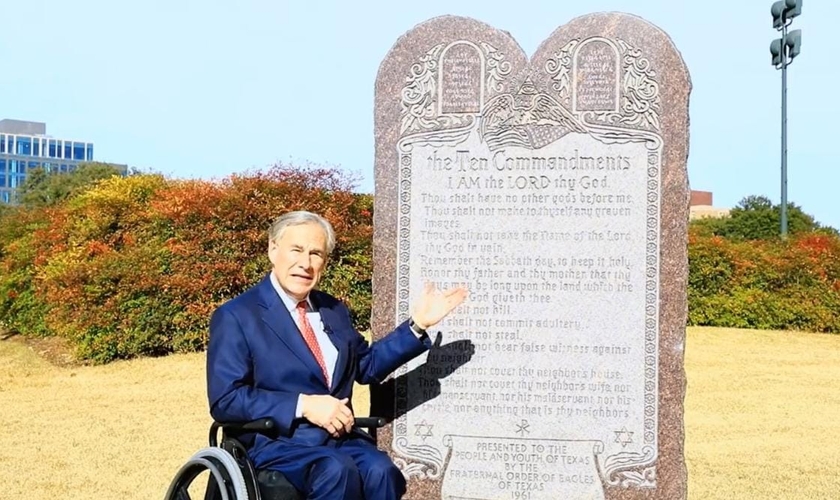 Governador do Texas, Greg Abbott em frente ao monumento dos Dez Mandamentos. (Foto: Captura de tela/Vídeo Twitter Greg Abbott)