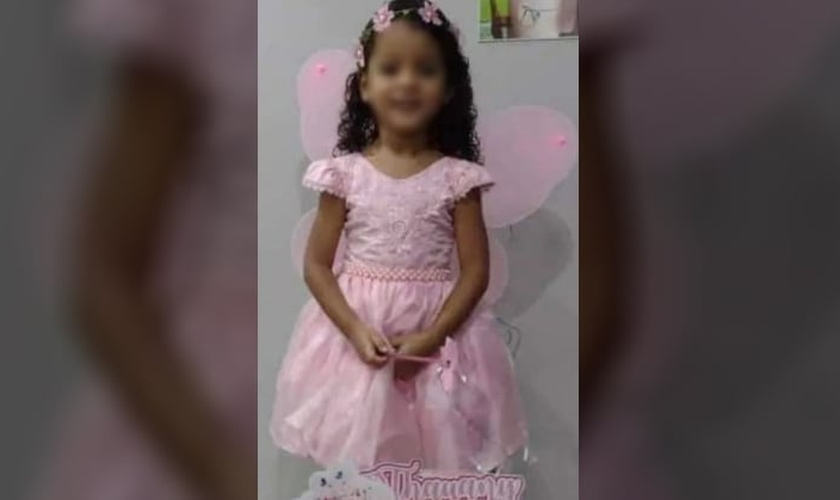 Menina de cinco anos vítima de bala perdida. (Foto: Reprodução/G1)