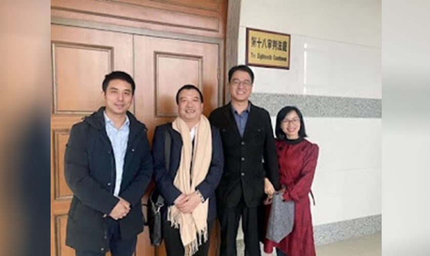 Pastor Yang Xibo e sua esposa Wang antes do segundo julgamento. (Foto: Reprodução/ChinaAid)