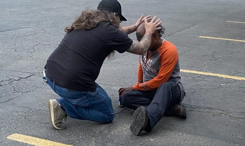 Morador em situação de rua recebe oração enquanto se entrega a Jesus. (Foto: Reprodução/Bethel Austin)