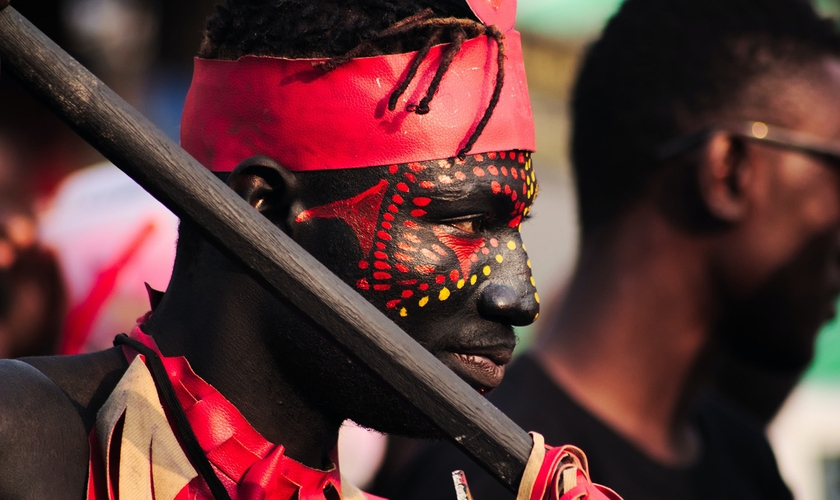 O rei de uma aldeia tribal no Chade se rendeu a Jesus. (Foto: Ilustração/Unsplash/Enoch Appiah Jr.)