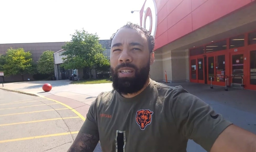 Pastor Marcus Rogers em frente ao supermercado Target. (Foto: Reprodução/YouTube/Marcus Rogers)