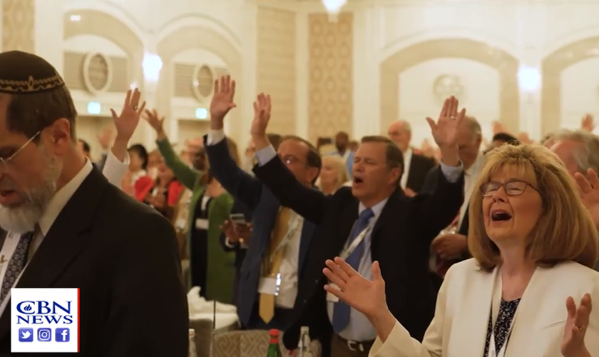 O 7º Café da Manhã de Oração aconteceu no parlamento israelense com líderes de 50 países. (Foto: Reprodução/CBN News).