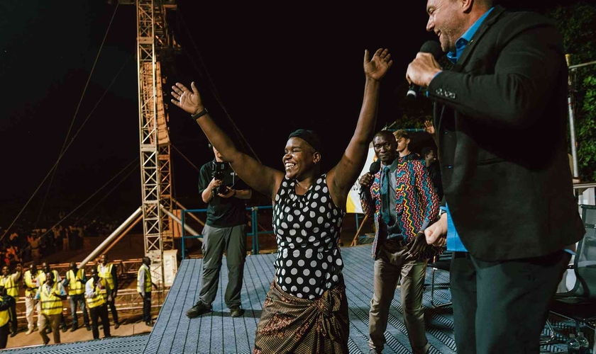 A mulher ouviu o anúncio da cruzada de Daniel Kolenda no rádio. (Foto: CfaN).