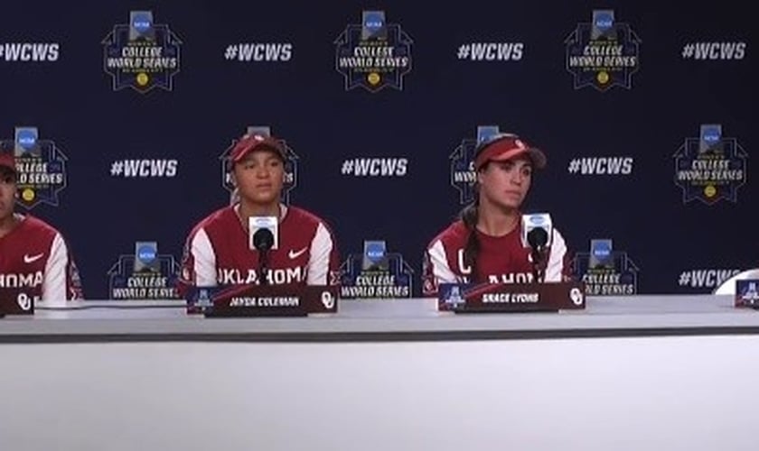 As jogadoras Grace Lyons, Jayda Coleman, Alyssa Brito e a treinadora Patty Gasso. (Foto: Reprodução/Twitter/Ross Lovelace)