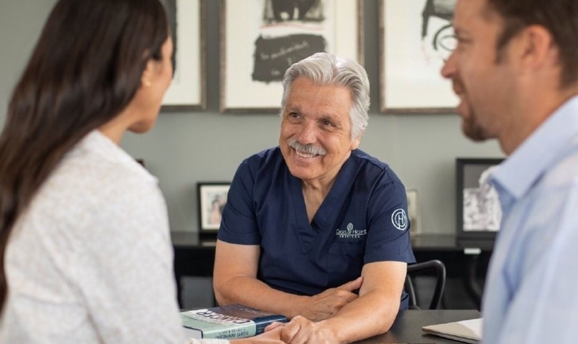 Dr. Contreras em atendimento. (Foto: Reprodução/Instagram/Oasis of Hope-Cancer Treatment)