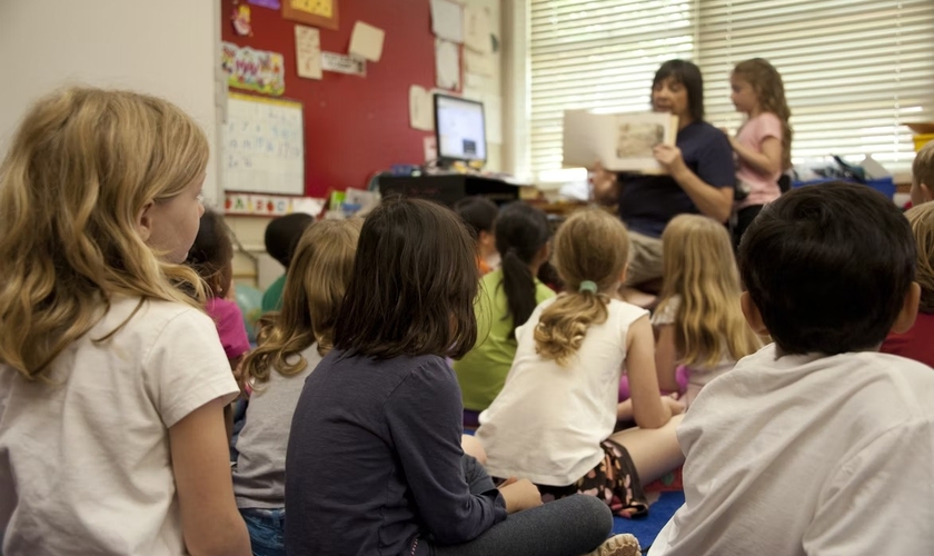 Mãe adotiva quase perde os filhos por ir contra aulas de ideologia de gênero. (Foto representativa: Unsplash/CDC)