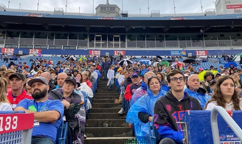 Jovens no estádio de futebol durante o evento. (Foto: Reprodução/Instagram/FCA)