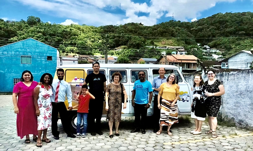 A “KombASA” entrega cestas básicas e roupas para comunidades vulneráveis em Blumenau. (Foto: Reprodução).