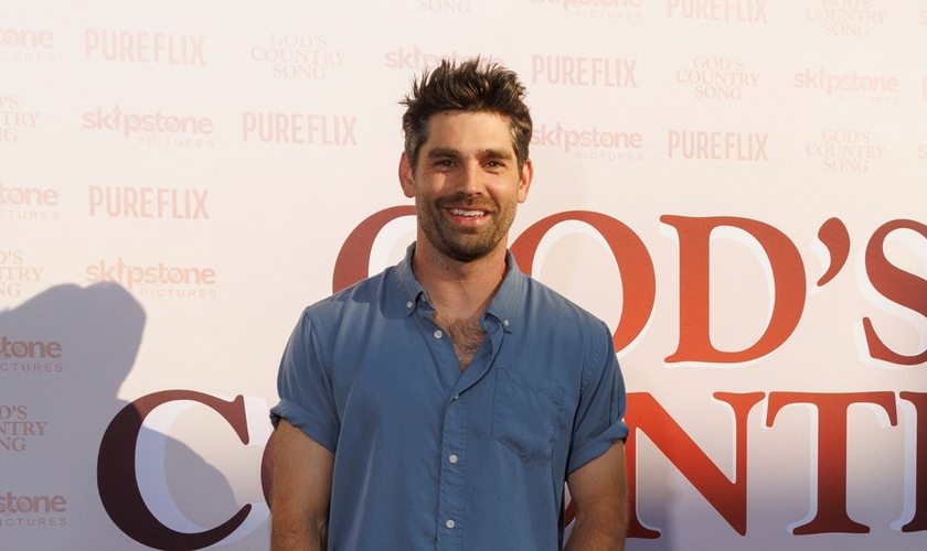 Justin Gaston em divulgação do filme “God's Country Song”, baseado na fé cristã. (Foto: Divulgação/Pure Flix)